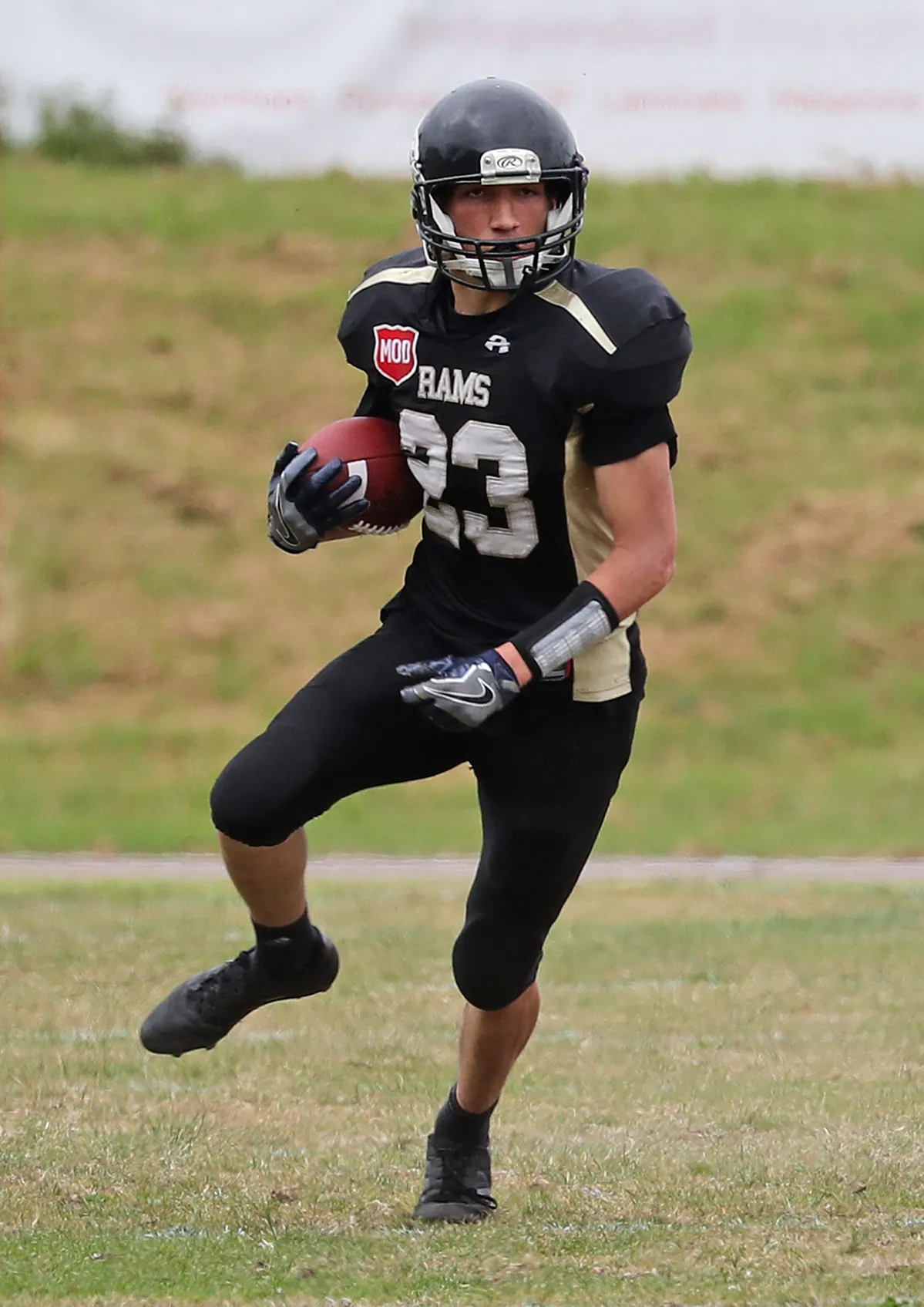 Tyler Broad returns a kickoff